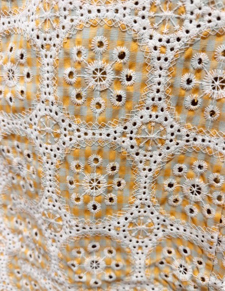 detalle del tejido del Vestido midi en color amarillo con bordados para invitada