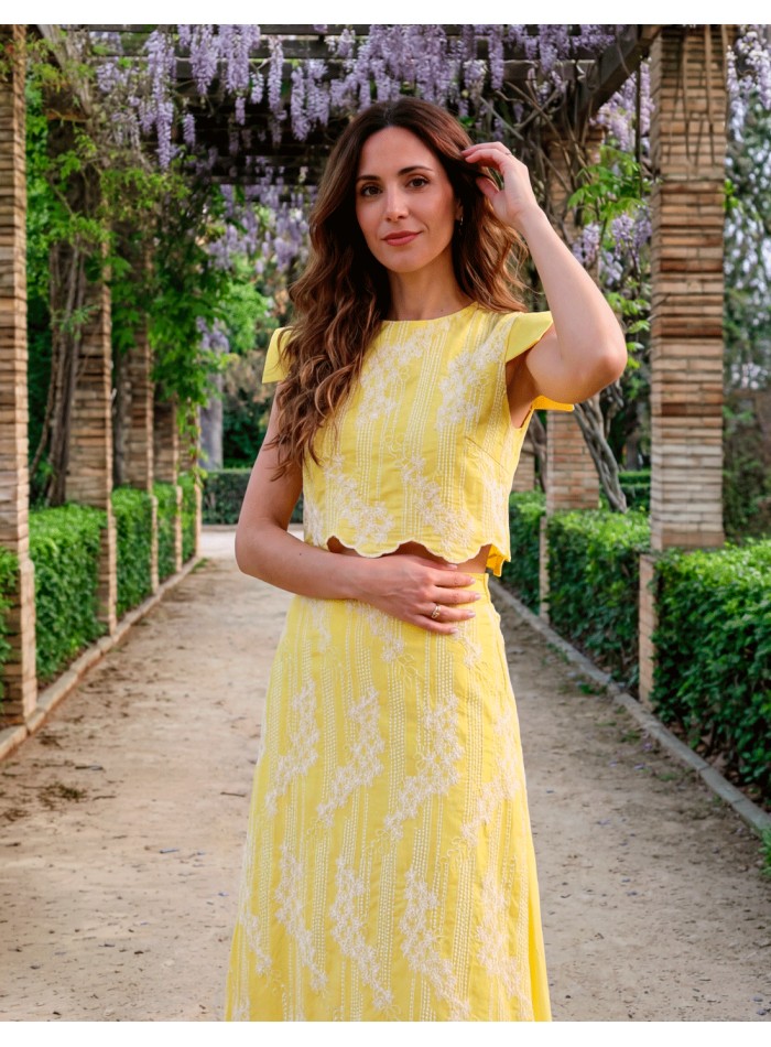 Conjunto amarillo bordado para invitada