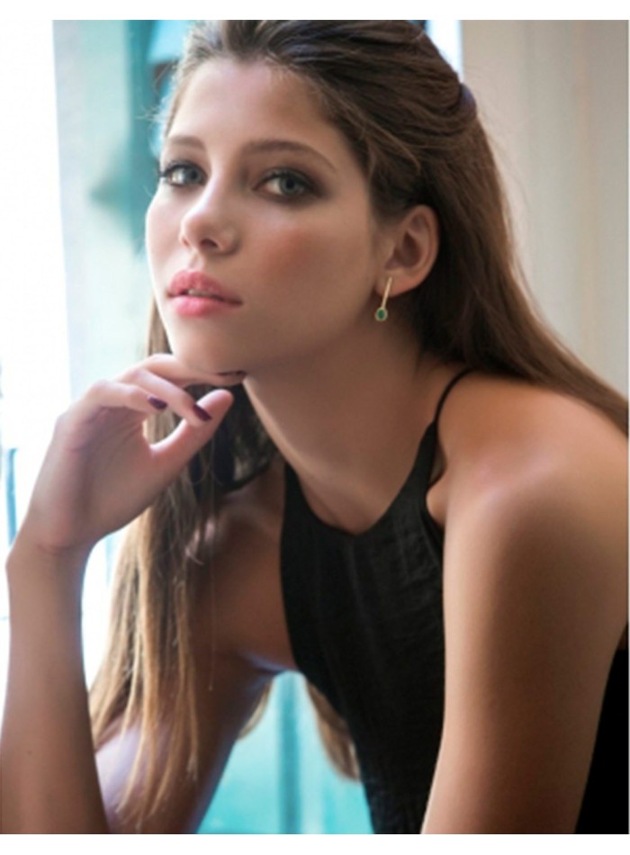 Gold wire earrings with emeralds at INVITADISIMA