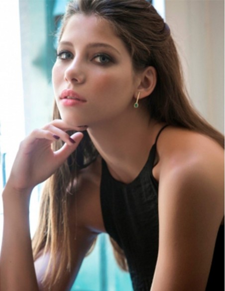 Gold wire earrings with emeralds at INVITADISIMA