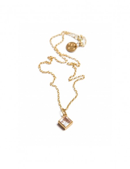 Collar dorado para el look de invitada perfecta