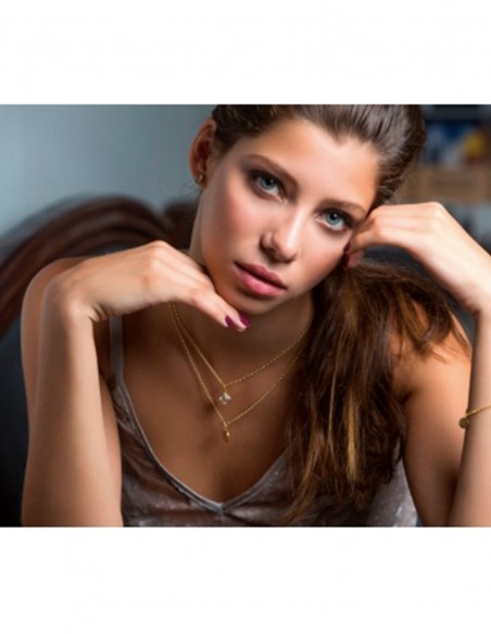 Golden pendant with faceted beryl rhombus at INVITADISIMA