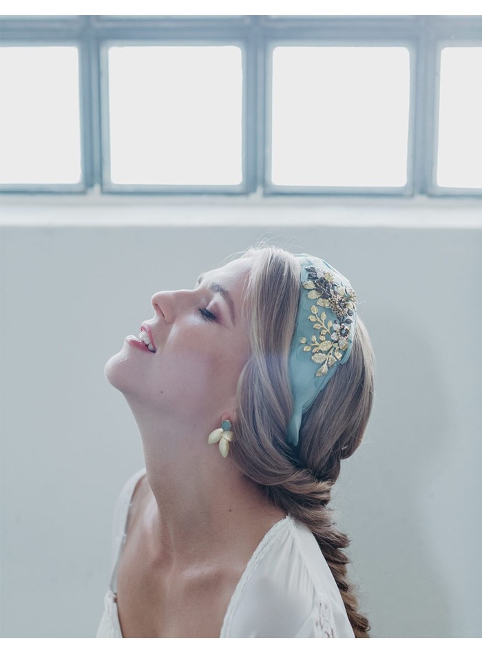Headband with feather base and golden jewel detail at INVITADISIMA