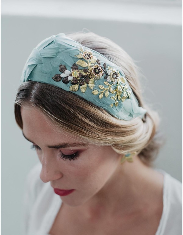 Headband with feather base and golden jewel detail by Cala by Lilian at INVITADISIMA 2