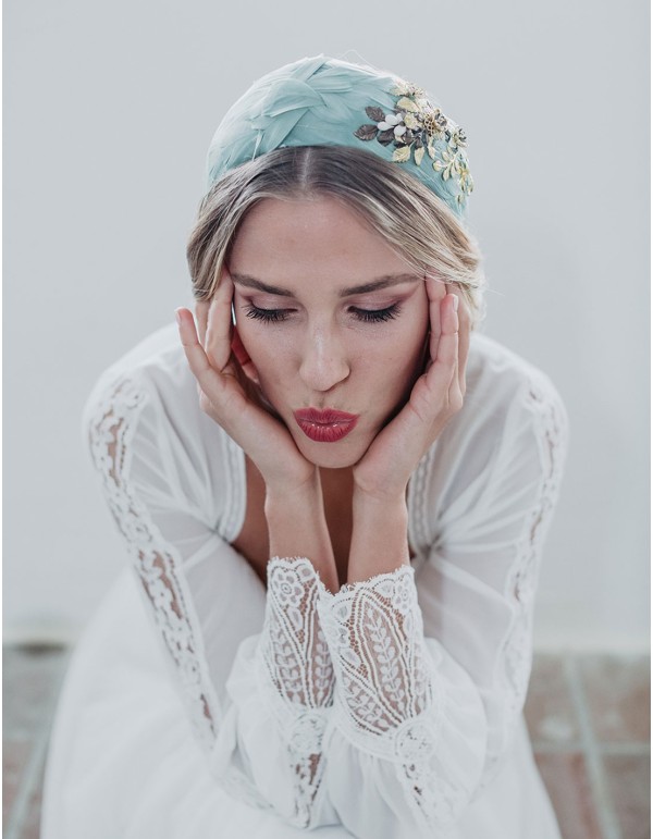 Headband with feather base and golden jewel detail by Cala by Lilian at INVITADISIMA