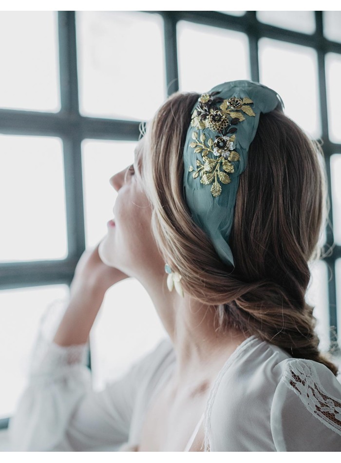 Headband golden jewel detail