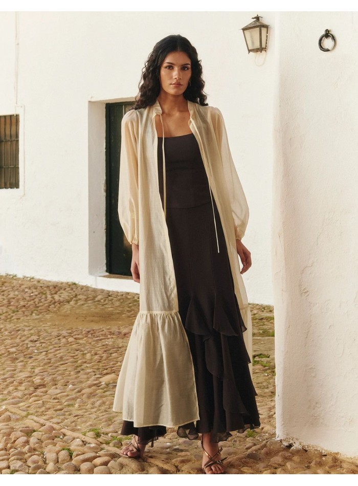 Chaqueta de organza en tono crudo con corte midi