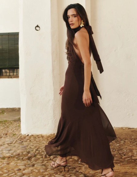 Robe midi marron avec encolure licou volantée et dos ouvert