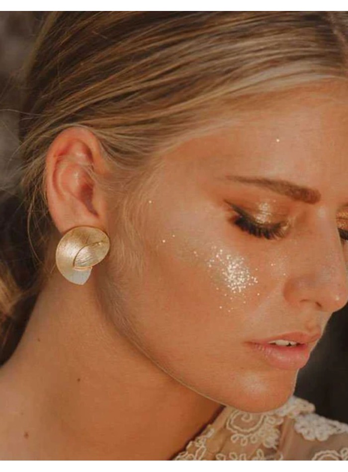 Pendientes dorados con diseño de doble hoja