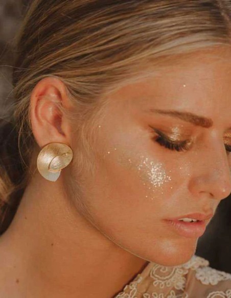 Pendientes dorados con diseño de doble hoja