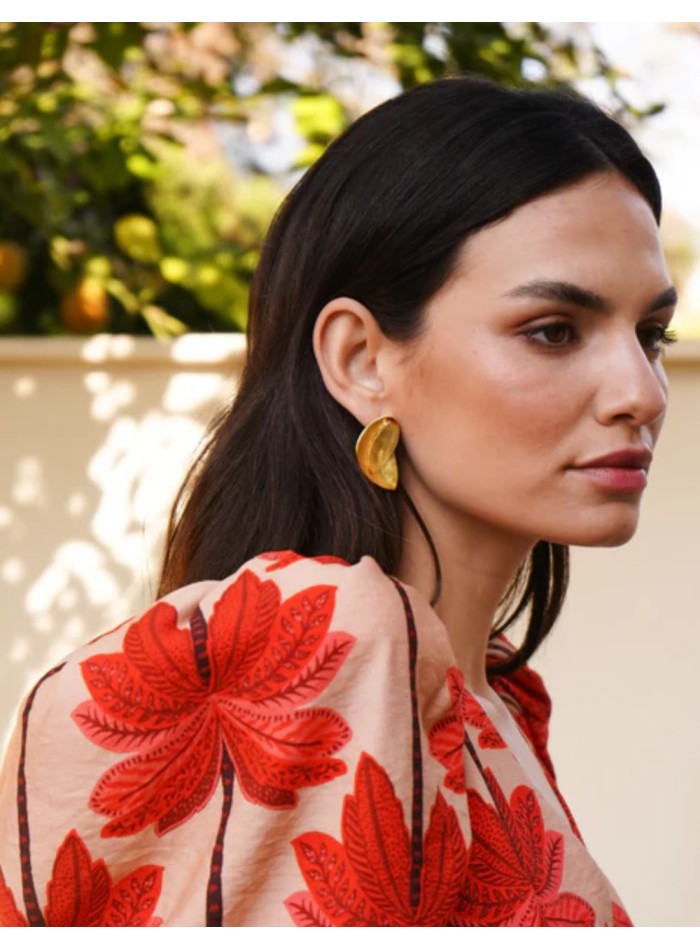 Pendientes dorados con diseño de doble hoja para invitada