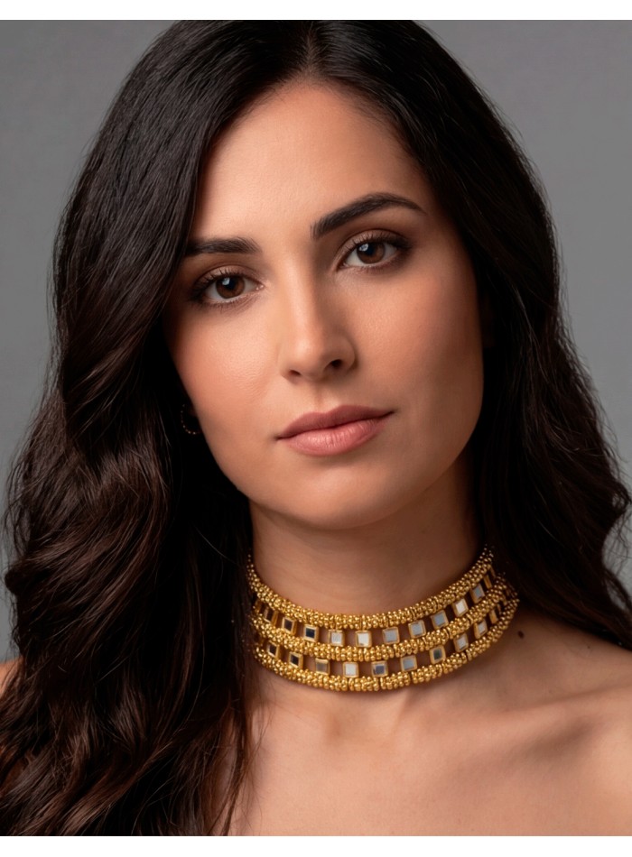 Rigid golden choker with fine mirrors, elegant and delicate. Perfect for guests looking for a subtle and sophisticated sparkle.