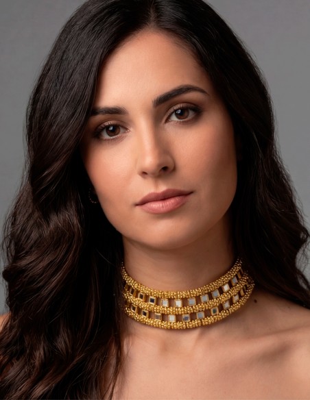 Choker rígido dorado con espejitos finos, elegante y delicado. Perfecto para invitadas que buscan un brillo sutil y sofisticado.