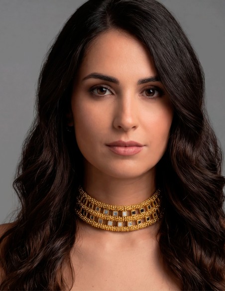 Choker rígido de diseño fino con delicados espejitos, una pieza sofisticada que aporta luz y elegancia de forma sutil.