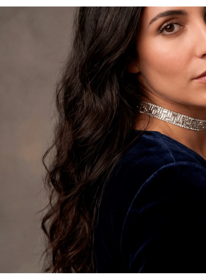 Crystal rhinestone choker, elegant and luminous. The perfect accessory to elevate any guest's look.