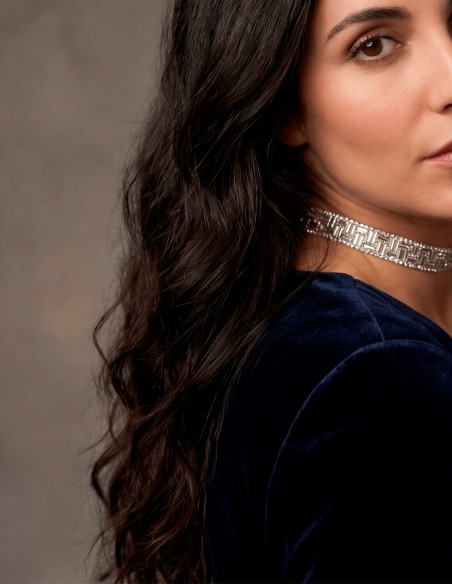 Crystal rhinestone choker, elegant and luminous. The perfect accessory to elevate any guest's look.