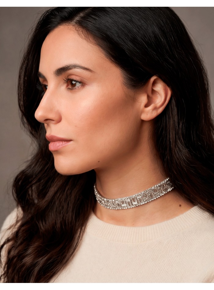 This crystal rhinestone choker is a sophisticated piece designed to bring light, elegance and presence to any look.