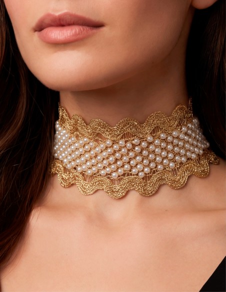 Choker dorado con perlas: la pieza statement que transforma cualquier look de invitada