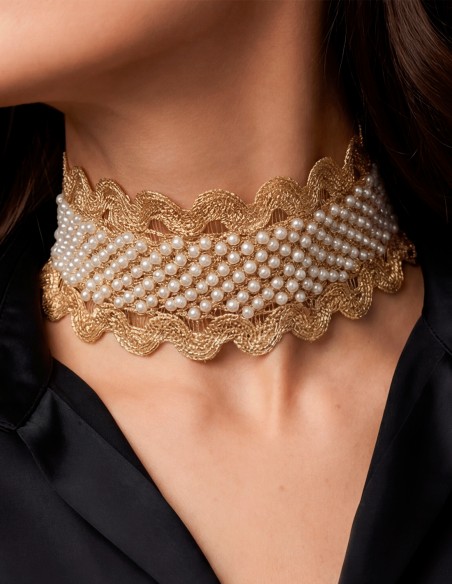 Choker dorado con perlitas para invitada elegante
