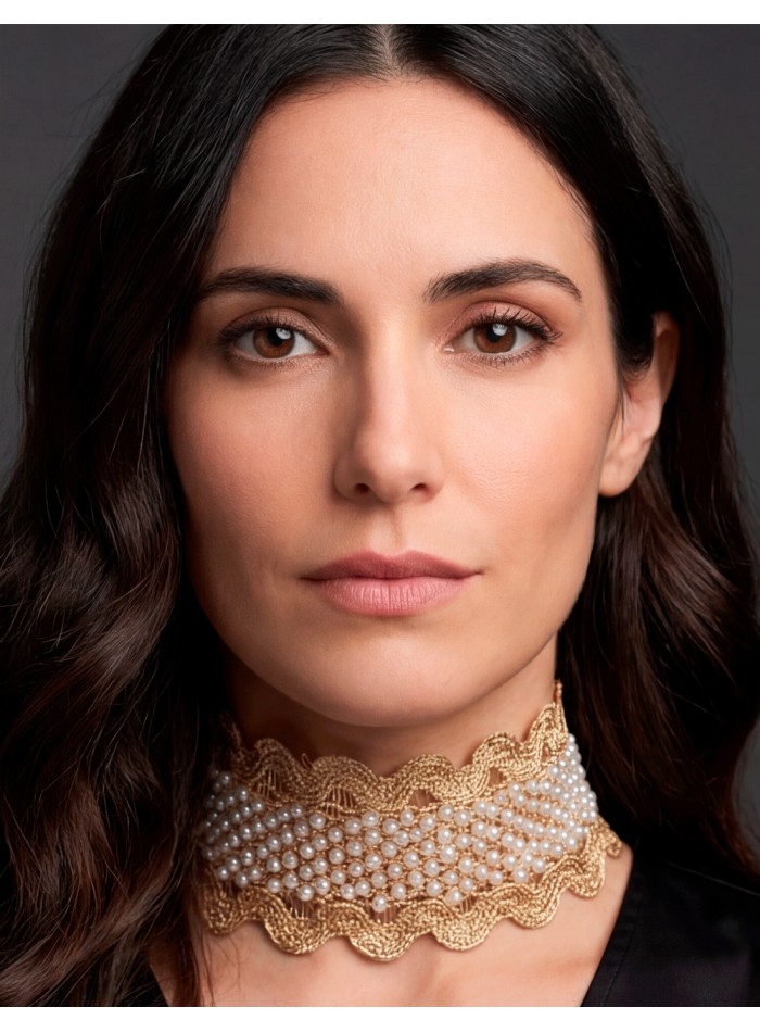Gold choker with pearls for elegant women