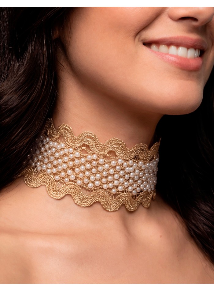A timeless, feminine choker with a handcrafted air that makes it a must-have for guests looking for something different.