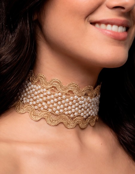 A timeless, feminine choker with a handcrafted air that makes it a must-have for guests looking for something different.