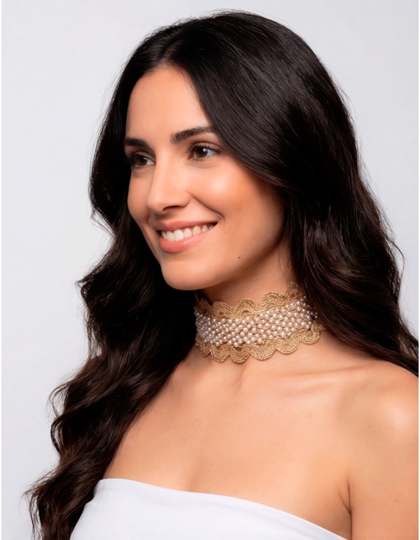 Choker dorado con perlitas para invitada elegante 2
