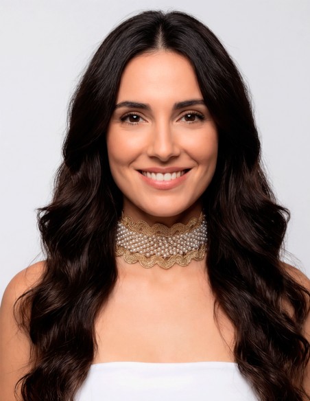 Golden choker with pearls, elegant and sophisticated. An ideal accessory to elevate any guest outfit.
