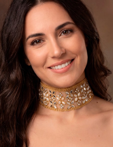 Este choker dorado bordado con cristales y perlitas es una auténtica joya artesanal diseñada para destacar en cualquier evento.