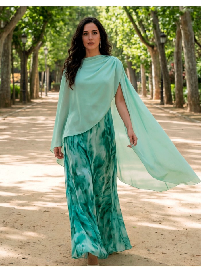 This chiffon crossover cape is the perfect complement to transform any dress into an elegant and special guest look.