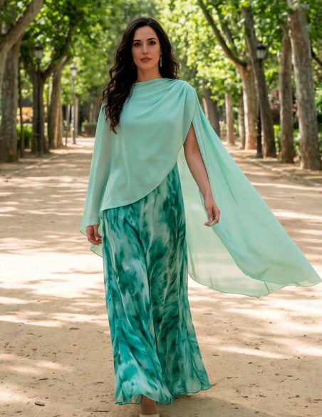 This chiffon crossover cape is the perfect complement to transform any dress into an elegant and special guest look.