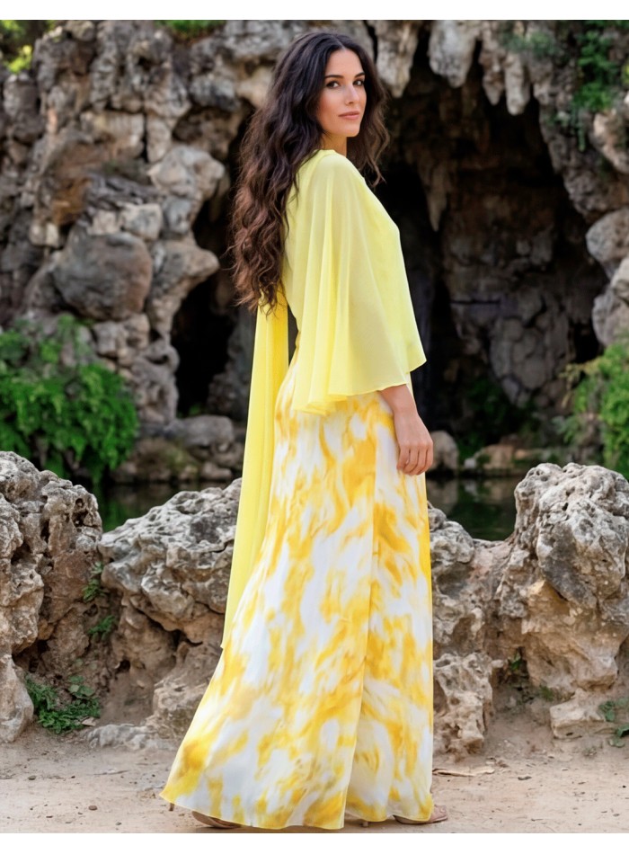Capa de gasa amarilla, ligera y asimétrica, ideal para aportar luz, movimiento y sofisticación a cualquier vestido de invitada.