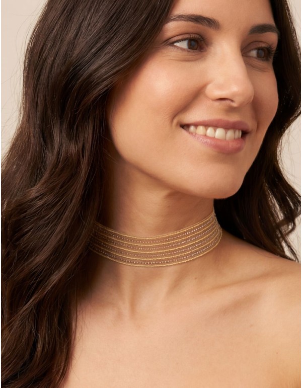 Gold choker with glitter thread detail for guests
