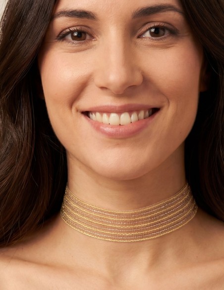 Gold choker with glitter thread detail for guests