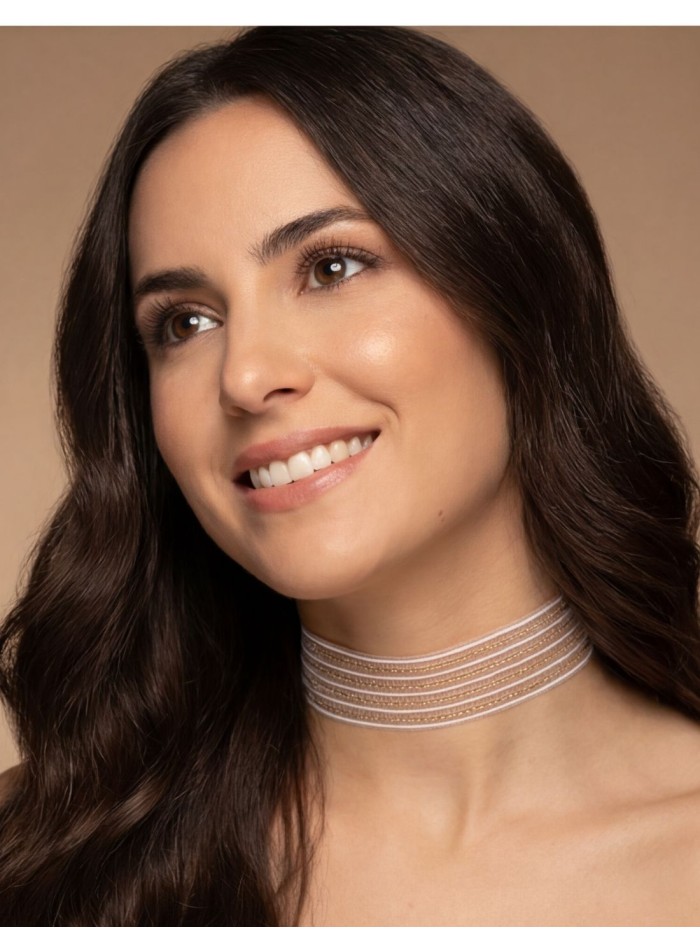 White guest choker with fine gold thread