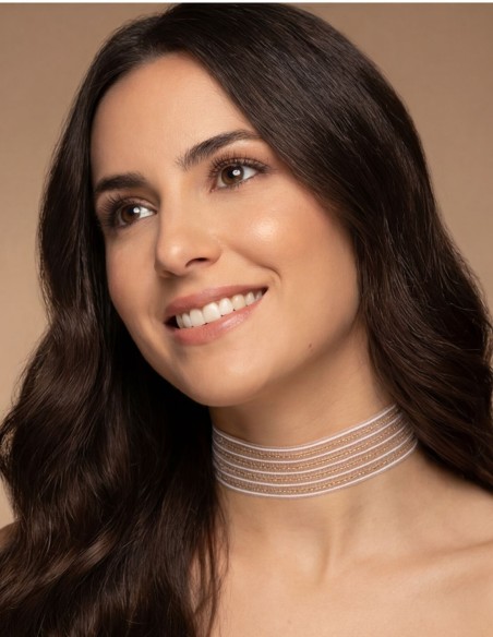 White guest choker with fine gold thread