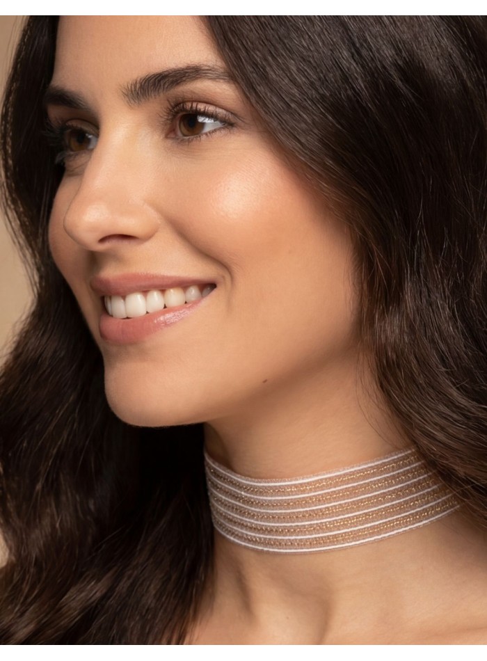 White guest choker with fine gold thread