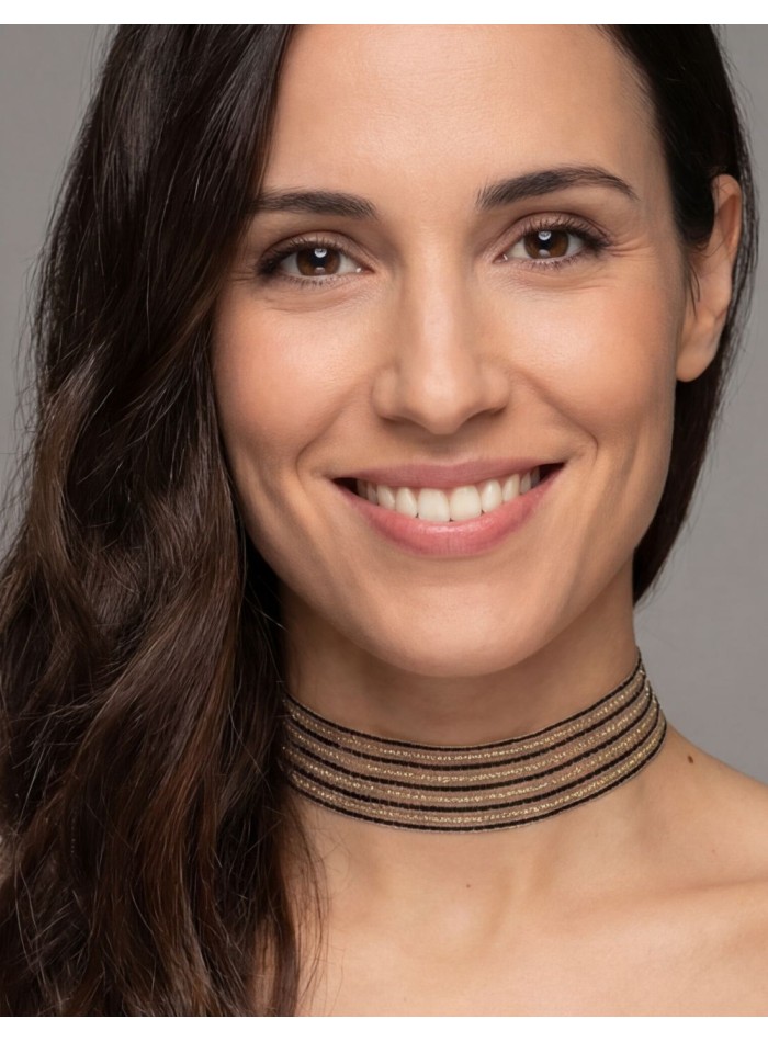 Choker con hilo en color negro y metalizado en color dorado