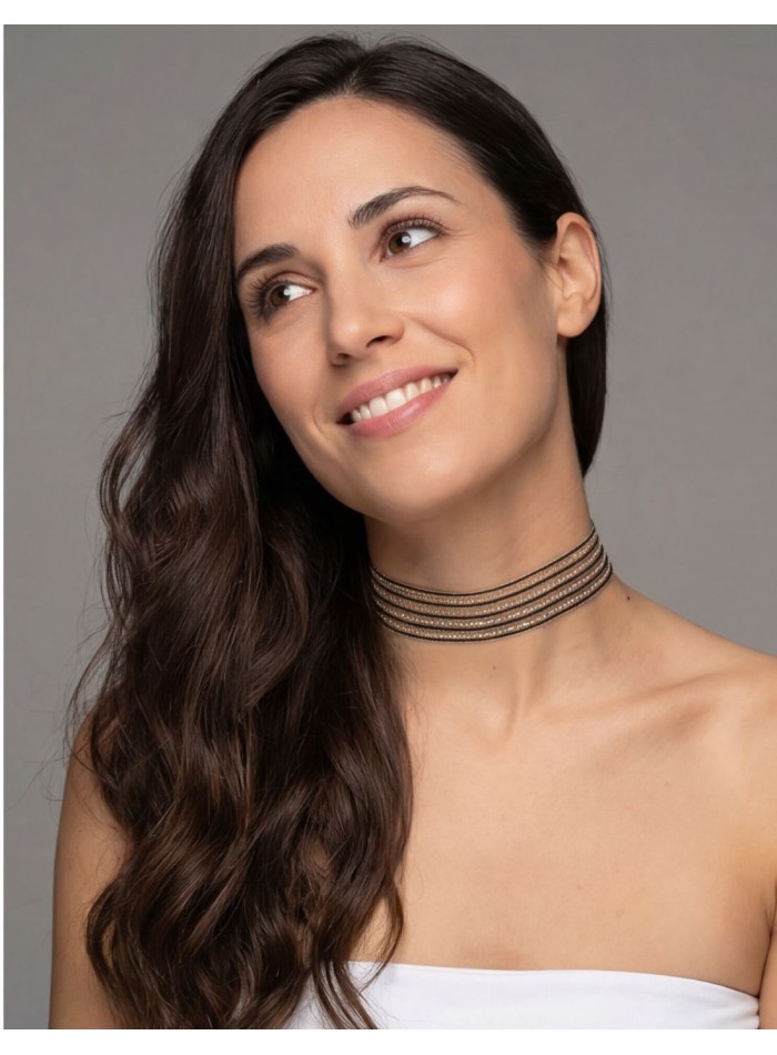 Choker for guest with details in black and gold