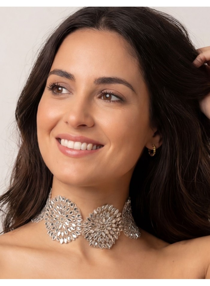 Choker of flowers in crystals and silver...