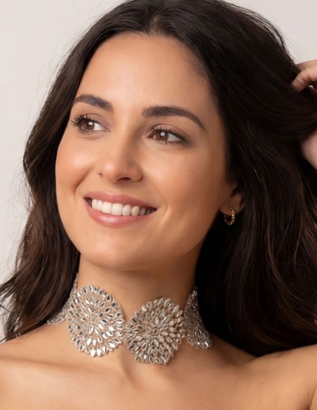 Choker de flores para invitada con pedrería