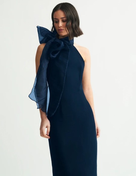Robe midi bleu marine avec encolure licou et foulard en organza