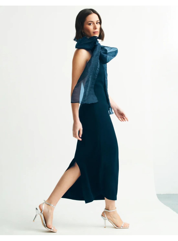 Vestido con pañuelo de organza al cuello