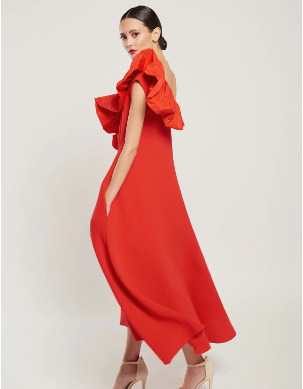 Robe midi en crêpe rouge avec encolure ronde et volant 2