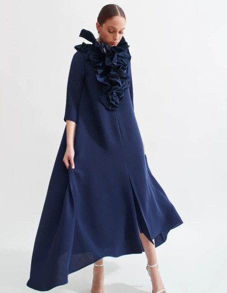 Robe midi bleu marine avec encolure cygne et volants en taffetas