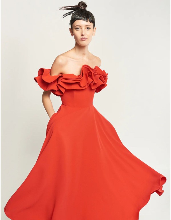 Robe midi rouge avec encolure bardot et jupe évasée