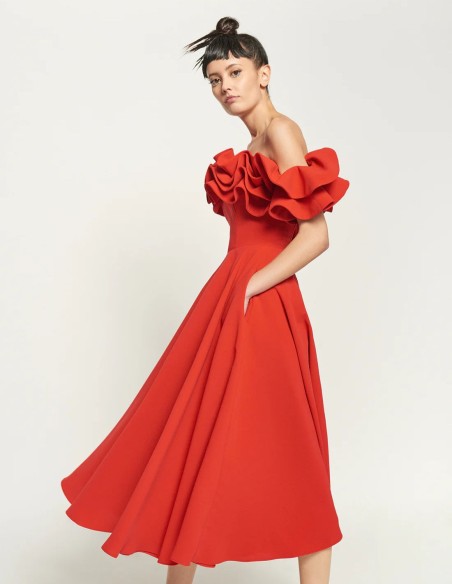Robe midi rouge avec encolure bardot et jupe évasée