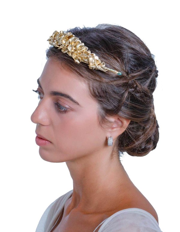 Tiara clásica dorada con flores de resina de Margarita Sangiovanni