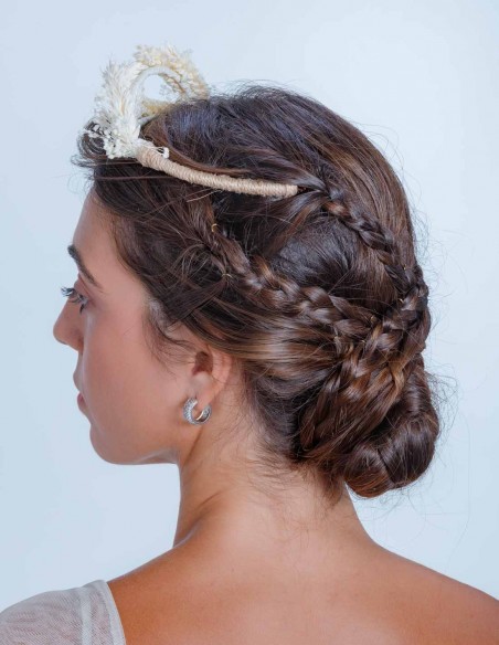 Tiara de novia con semillas naturales preservadas para eventos
