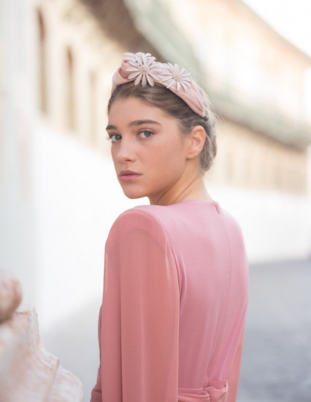 Diadema de seda nude con flores y piedras de cuarzo rosa en INVITADISIMA